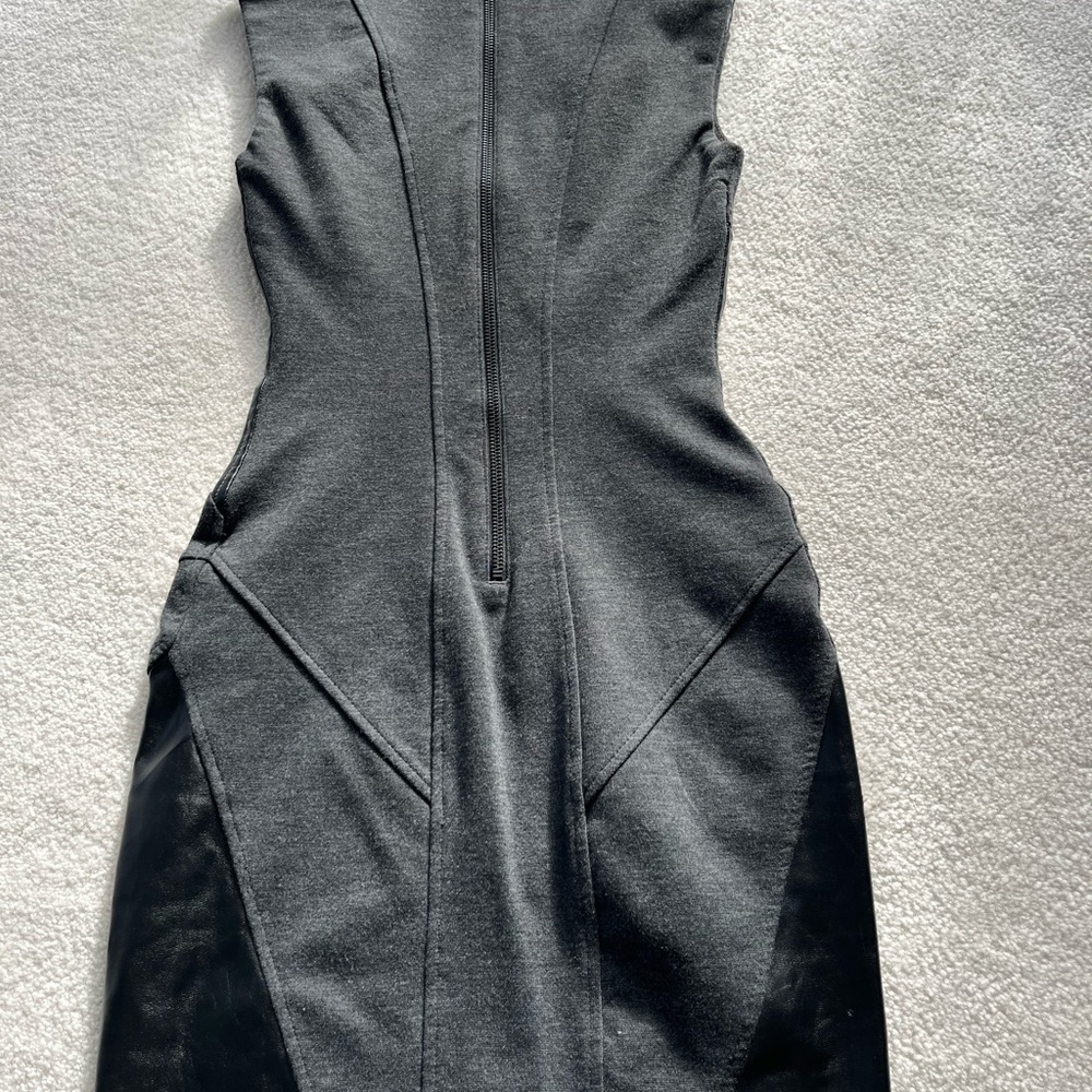 ARITZIA grey Talula Shift with leather inserts at shoulder and waist. Size 2